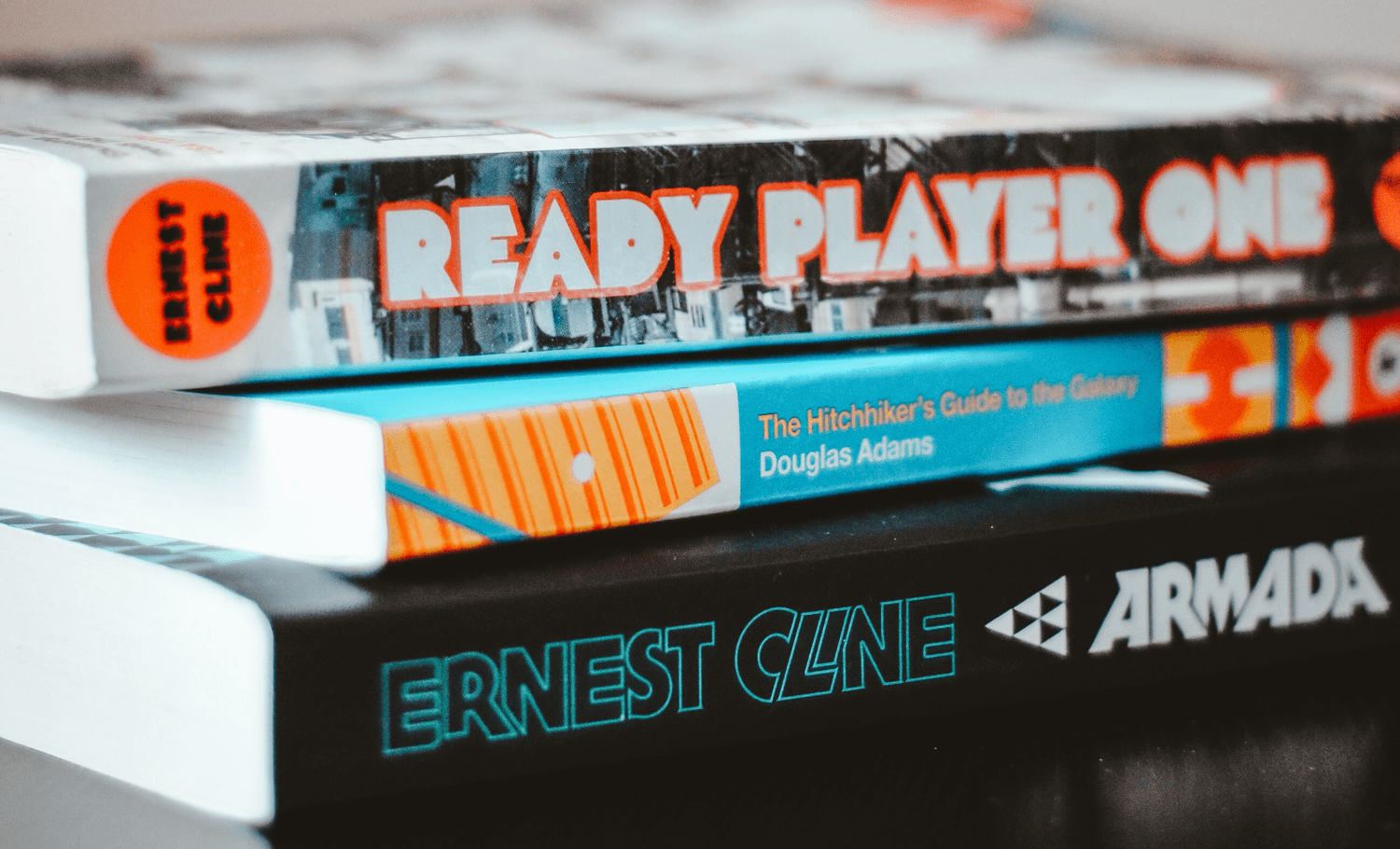 Popkultur Bücher: Ready Player One, Per Anhalter durch die Galaxis und Armada