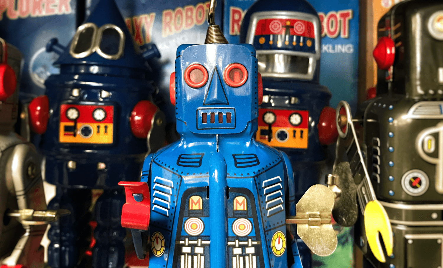 Vintage Spielzeugroboter vor Comicbüchern