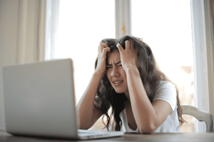 DE_unymira_Blog_Tipps und Tricks für Wissensinhalte_Frau_Haare raufen_600x400